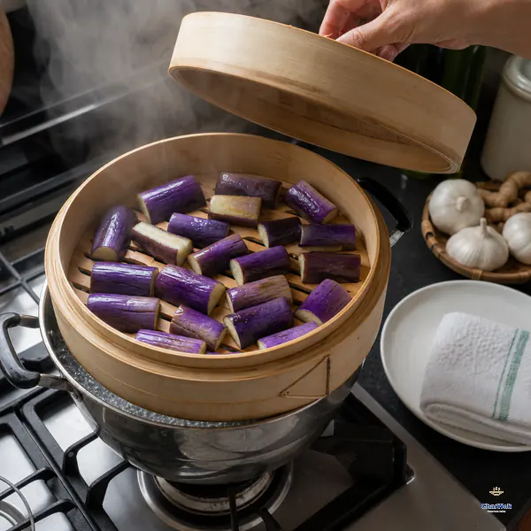 带皮紫茄块在已大滚的水上方用竹蒸笼单层蒸软,掀盖时仍保持完整紫色形状