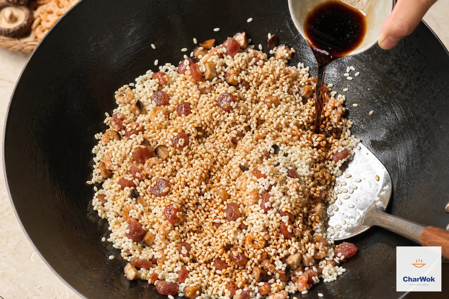 沥干生糯米与腊肠、香菇、虾米翻炒裹油,深色调味酱正沿锅边淋入